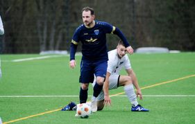 Fabian Schneider (blaues Trikot) rettete den Darmsheimern mit seinen Treffern zum 3:3 und 4:4-Endstand einen Punkt.
